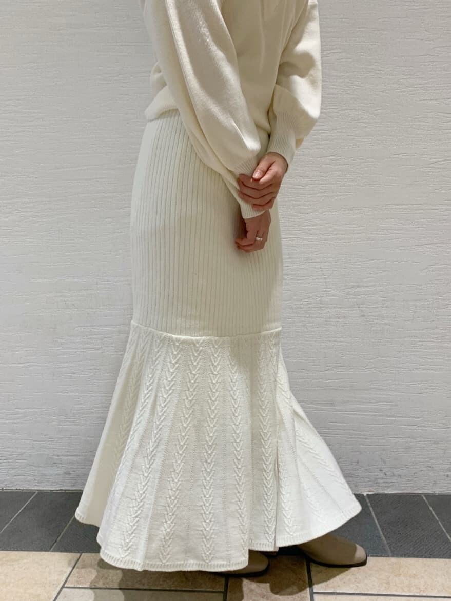 ホワイト系のその他アウター、ホワイト系のスカート、ホワイト系のニット/セーターを着用したレディースの秋コーディネートの10枚目の写真