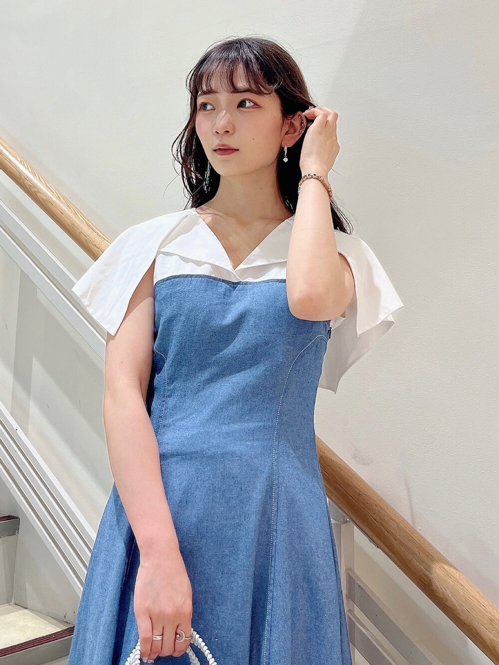 ブルー系のワンピース、ホワイト系のサンダルを着用したレディースの夏コーディネートの10枚目の写真