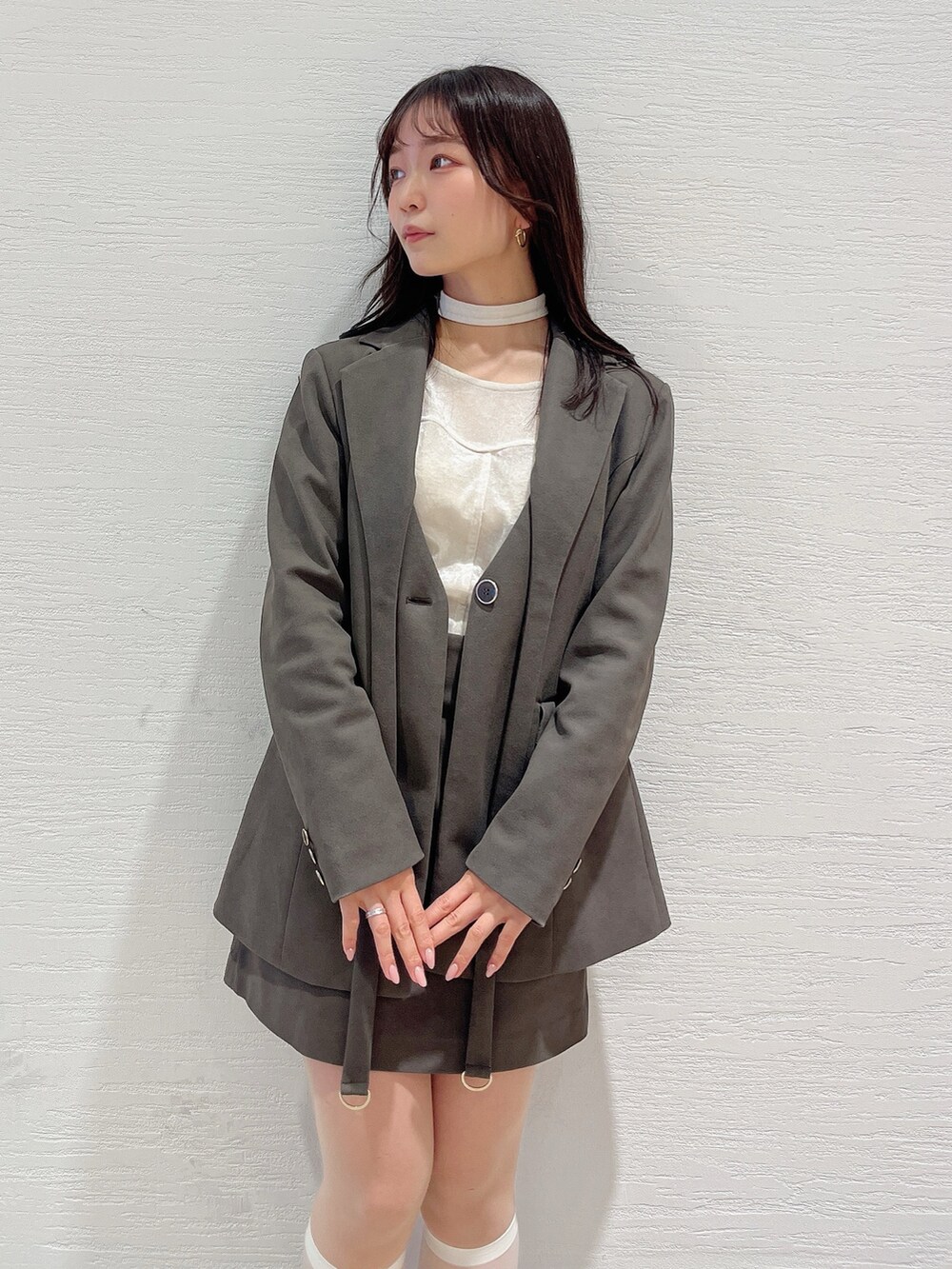 ホワイト系のTシャツ/カットソー、ブラウン系のテーラードジャケット、ブラウン系のスカートを着用したレディースの春コーディネートの8枚目の写真