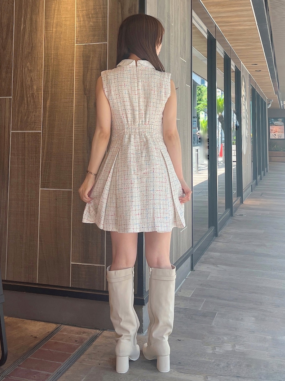 ホワイト系のワンピース、ホワイト系のブーツを着用したレディースの夏コーディネートの3枚目の写真