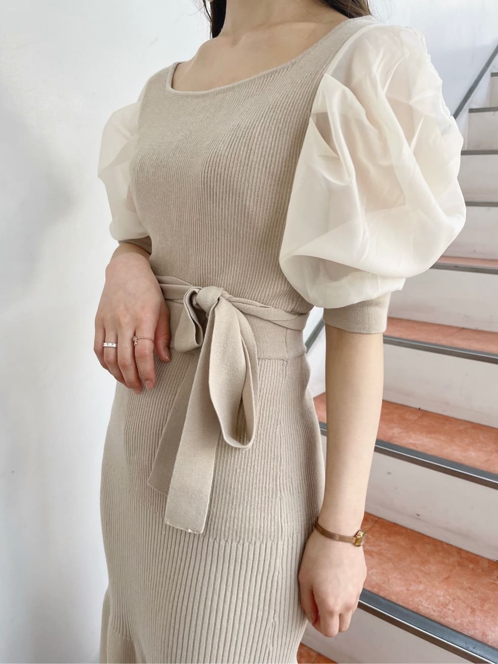 ベージュ系のワンピース、ホワイト系のパンプスを着用したレディースの春コーディネートの5枚目の写真