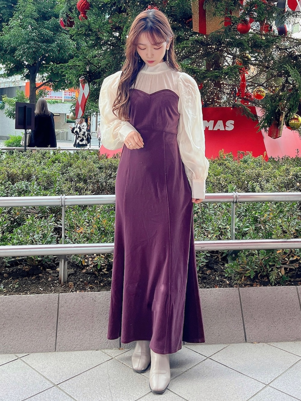 ベージュ系のブーツ、パープル系のワンピースを着用したレディースの冬コーディネートの4枚目の写真