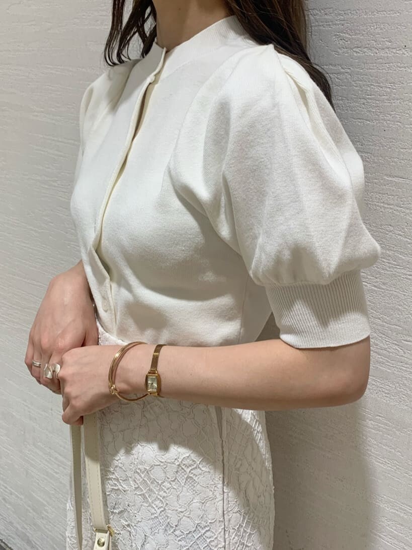 ホワイト系のスカート、ホワイト系のパンプス、ベージュ系のショルダーバッグを着用したレディースの夏コーディネートの5枚目の写真