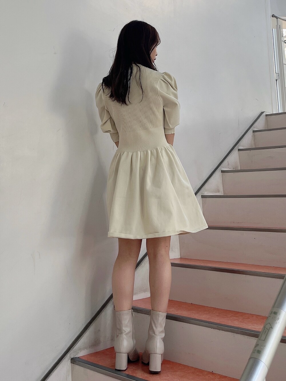 ベージュ系のブーツ、ホワイト系のワンピースを着用したレディースの秋コーディネートの4枚目の写真