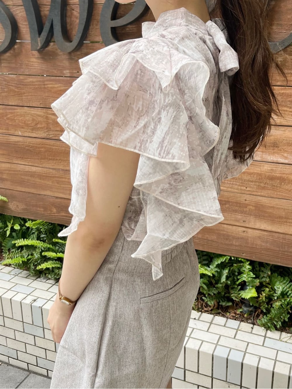 ブラウン系のサンダル、ベージュ系のシャツ/ブラウス、ベージュ系のスカートを着用したレディースの夏コーディネートの7枚目の写真