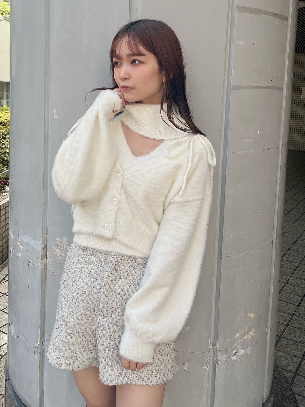 ホワイト系のニット/セーター、ホワイト系のカーディガン/ボレロ、ベージュ系のその他パンツを着用したレディースの秋コーディネートの7枚目の写真