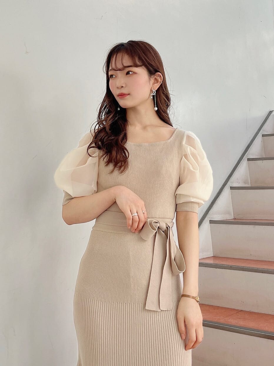 ベージュ系のワンピース、ホワイト系のパンプスを着用したレディースの春コーディネートの3枚目の写真