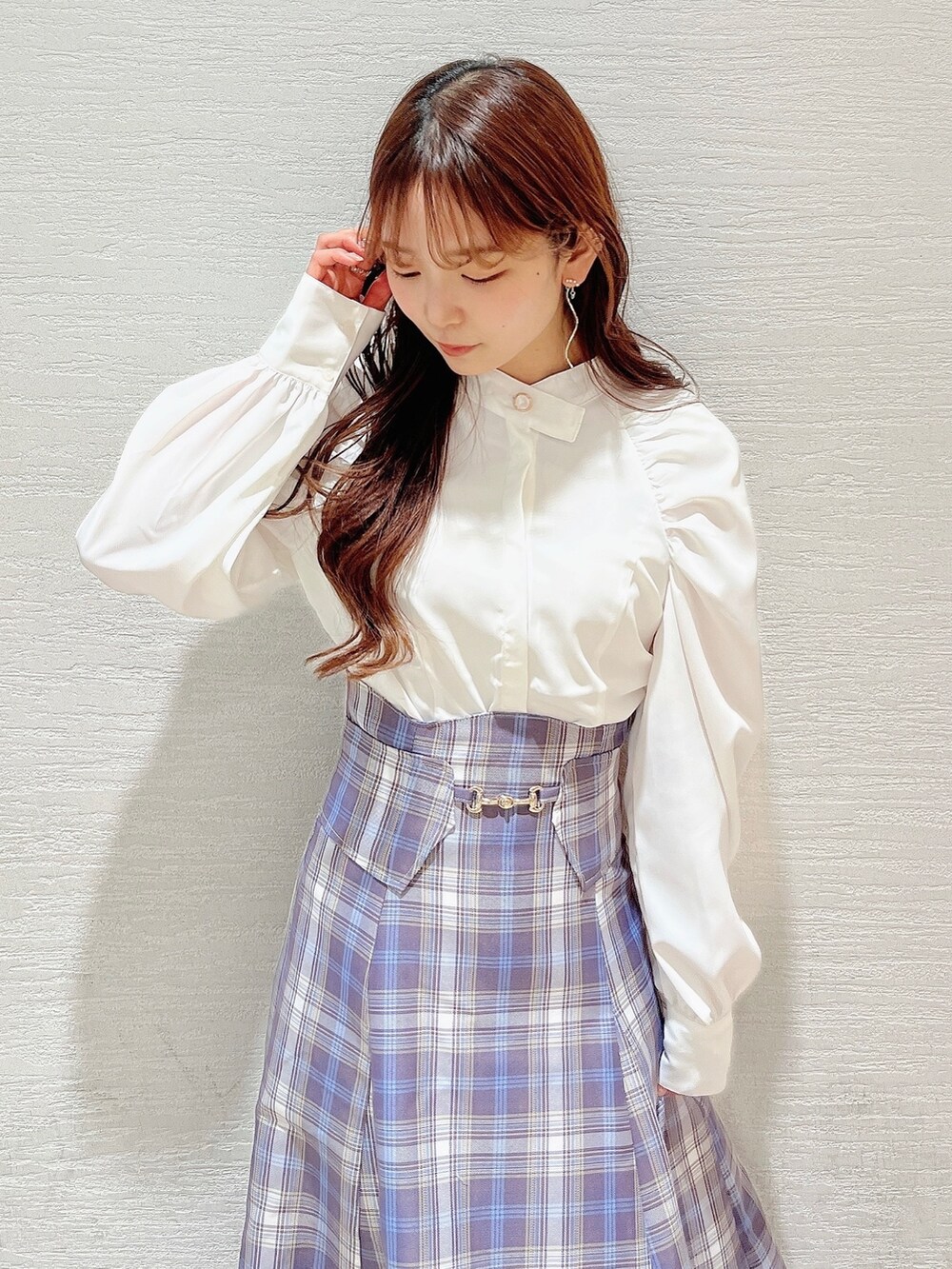 ホワイト系のパンプス、パープル系のスカート、ホワイト系のシャツ/ブラウスを着用したレディースの冬コーディネートの8枚目の写真