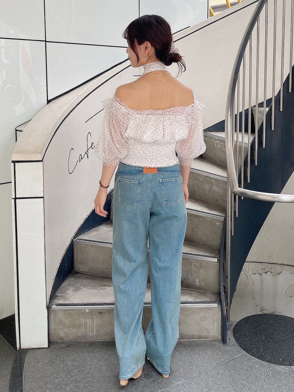 ピンク系のシャツ/ブラウス、ブルー系のデニムパンツ、ホワイト系のサンダルを着用したレディースの夏コーディネートの4枚目の写真