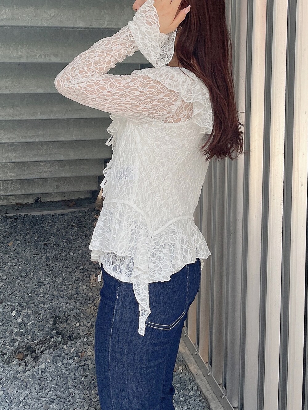 ホワイト系のTシャツ/カットソー、ブルー系のデニムパンツ、ホワイト系のサンダルを着用したレディースの夏コーディネートの6枚目の写真