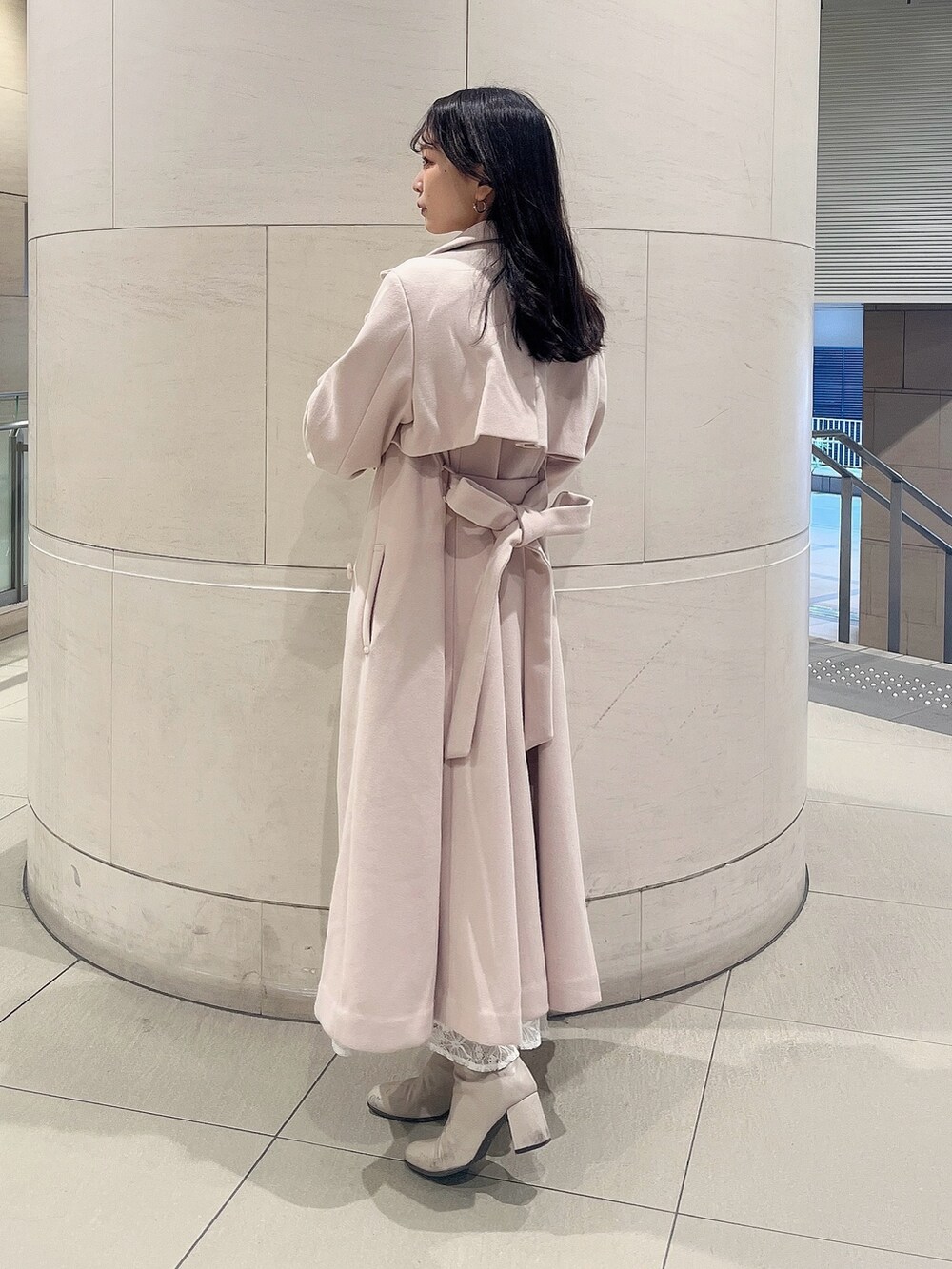 ベージュ系のブーツ、ホワイト系のワンピース、ピンク系のその他アウターを着用したレディースの冬コーディネートの3枚目の写真