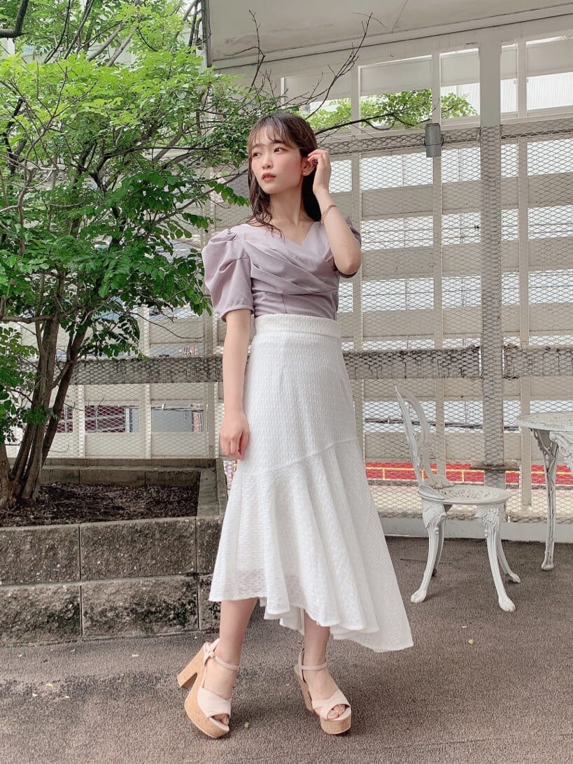 ベージュ系のサンダル、ホワイト系のスカート、グレー系のTシャツ/カットソーを着用したレディースの夏コーディネートの5枚目の写真