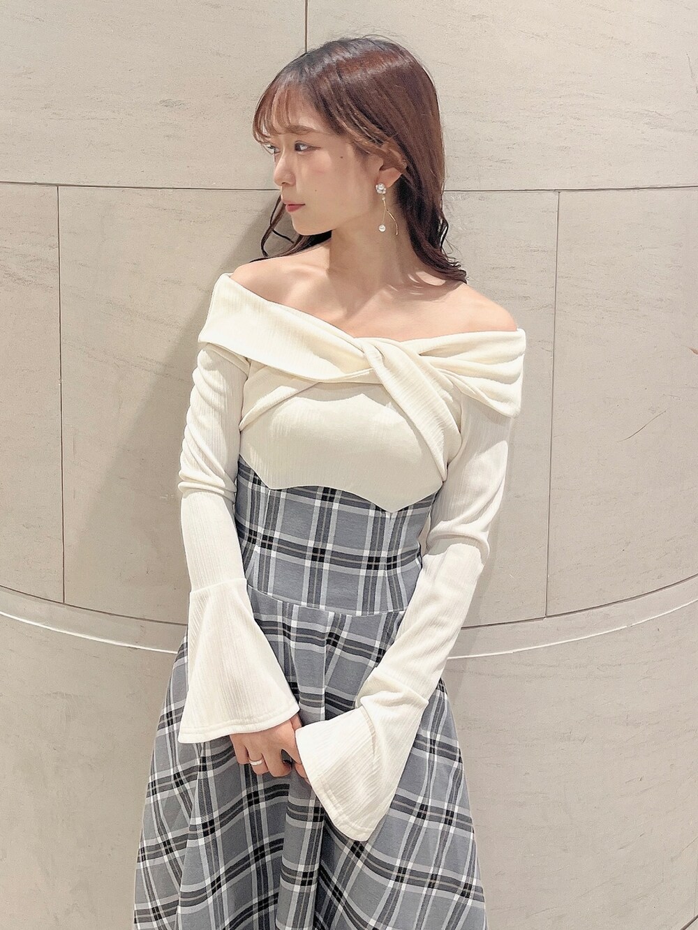 ホワイト系のワンピース、ホワイト系のブーツを着用したレディースの秋コーディネートの6枚目の写真