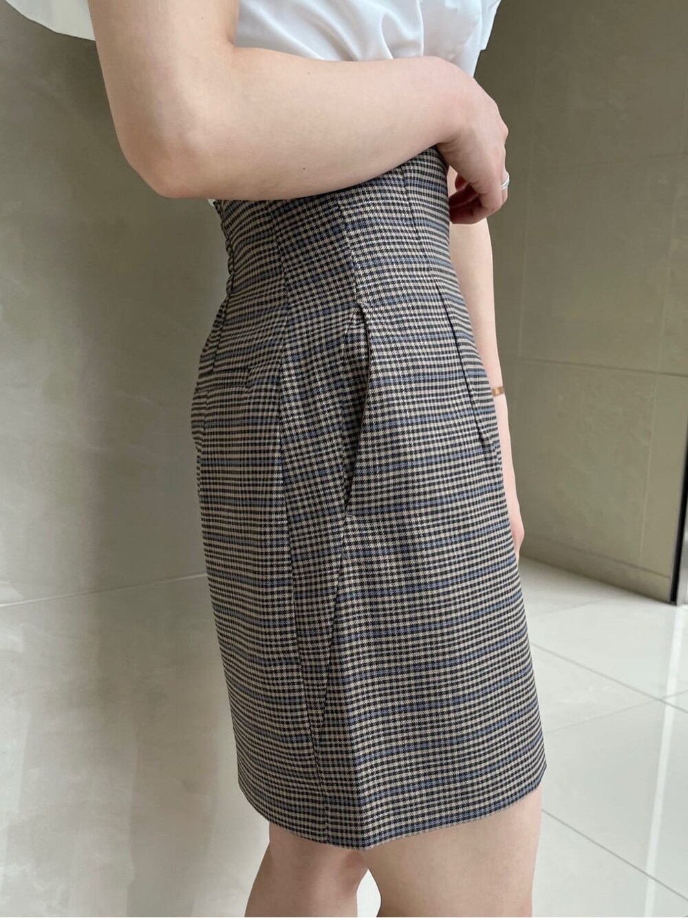 ホワイト系のシャツ/ブラウス、ブルー系のスカート、ブラック系のブーツを着用したレディースの秋コーディネートの10枚目の写真