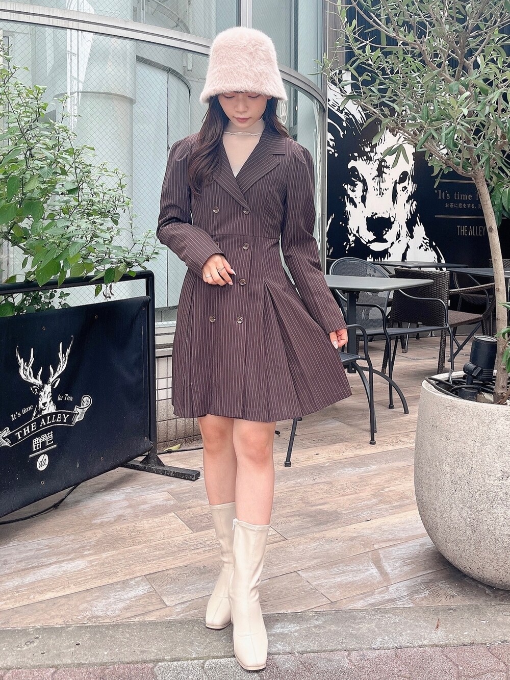 ホワイト系のTシャツ/カットソー、ブラウン系のワンピース、ホワイト系のブーツを着用したレディースの夏コーディネートの3枚目の写真