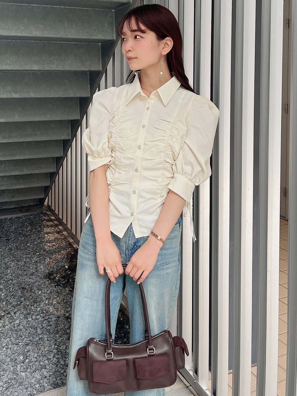 イエロー系のシャツ/ブラウス、ブルー系のデニムパンツ、ブラウン系のボストンバッグを着用したレディースの夏コーディネートの8枚目の写真