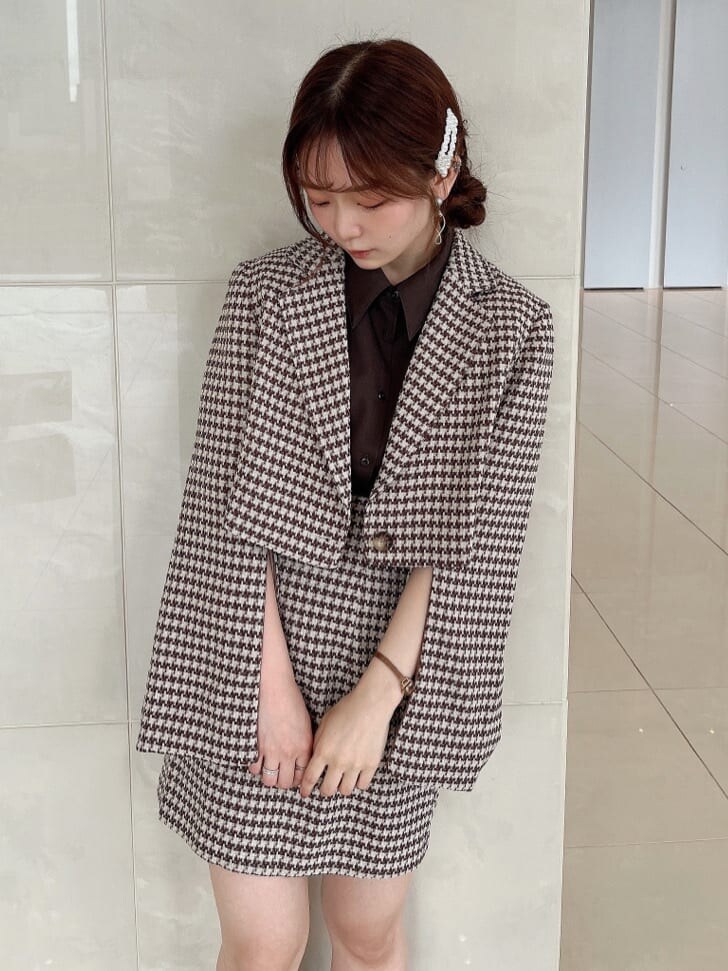 ブラウン系のシャツ/ブラウス、ブラウン系のその他アウター、ブラウン系のスカートを着用したレディースの秋コーディネートの4枚目の写真