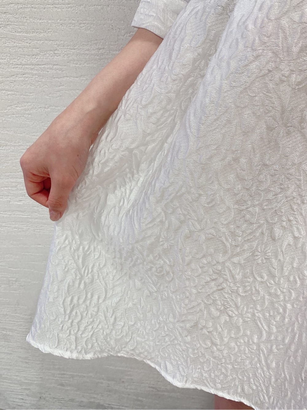 ベージュ系のサンダル、ホワイト系のその他パンツ、ホワイト系のチュニックを着用したレディースの夏コーディネートの8枚目の写真