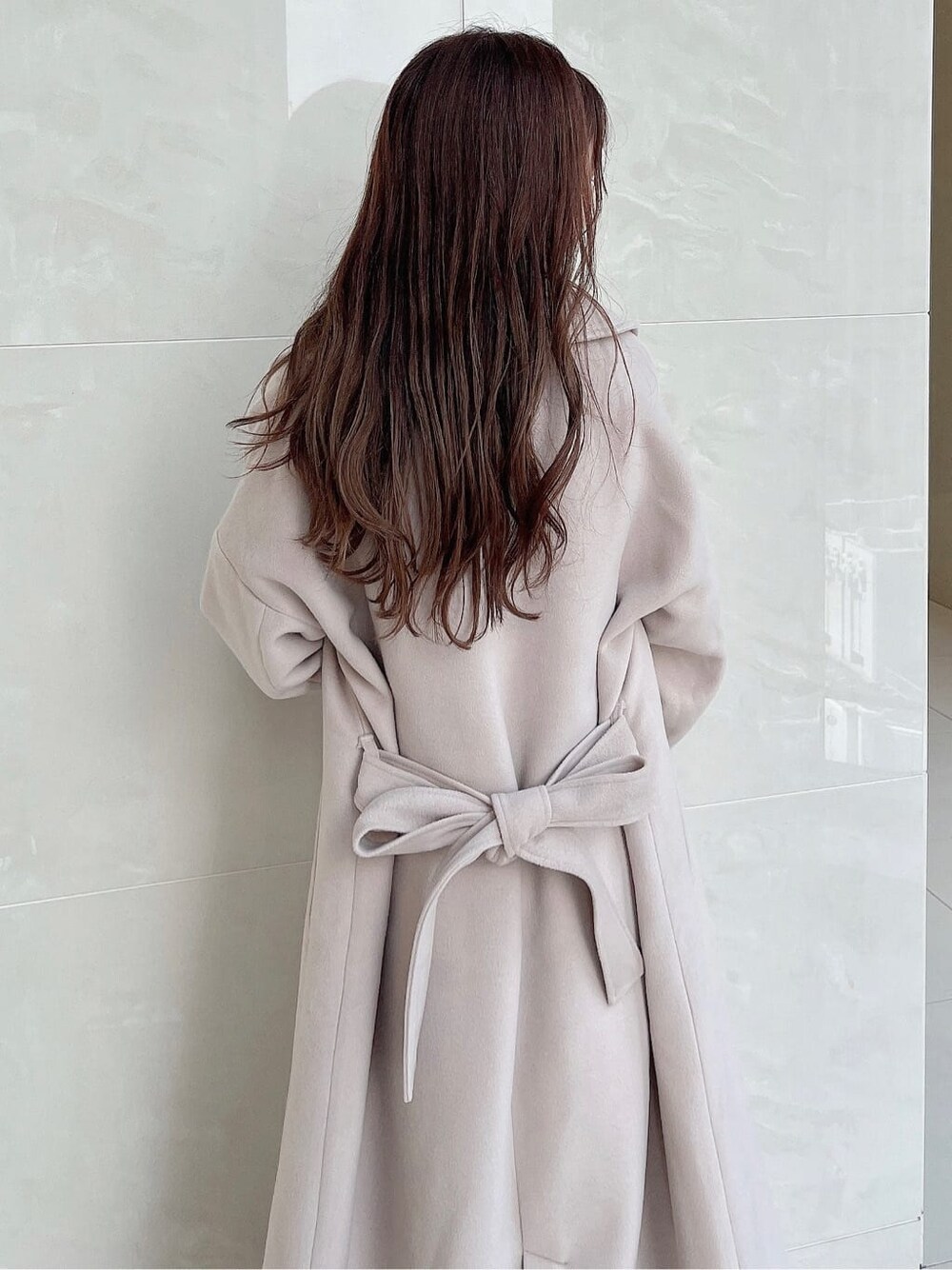 ブラウン系のシャツ/ブラウス、ベージュ系のスカート、ホワイト系のその他アウターを着用したレディースの夏コーディネートの6枚目の写真