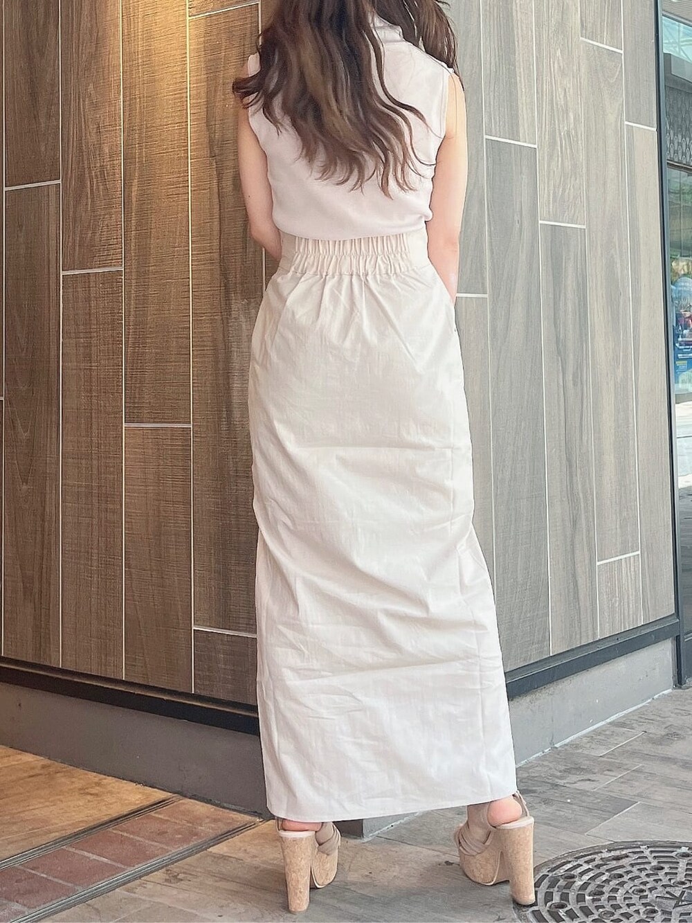 ベージュ系のサンダル、グレー系のニット/セーター、ベージュ系のスカートを着用したレディースの夏コーディネートの3枚目の写真