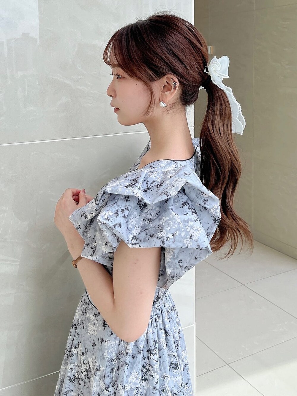 グレー系のワンピースを着用したレディースの秋コーディネートの7枚目の写真