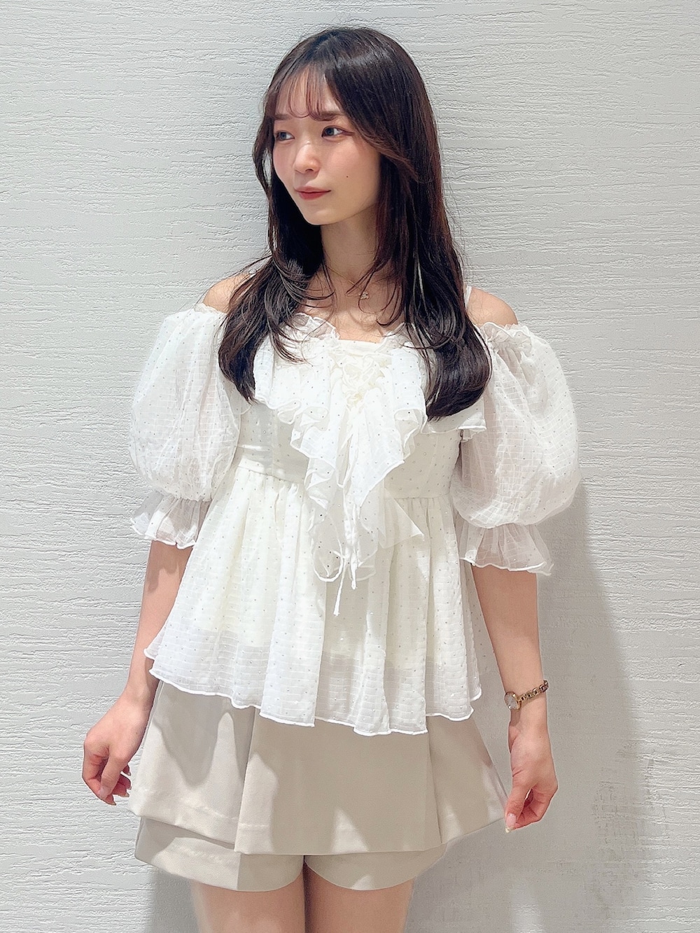 ホワイト系のシャツ/ブラウス、ベージュ系のその他パンツ、ブラウン系のローファーを着用したレディースの春コーディネートの5枚目の写真