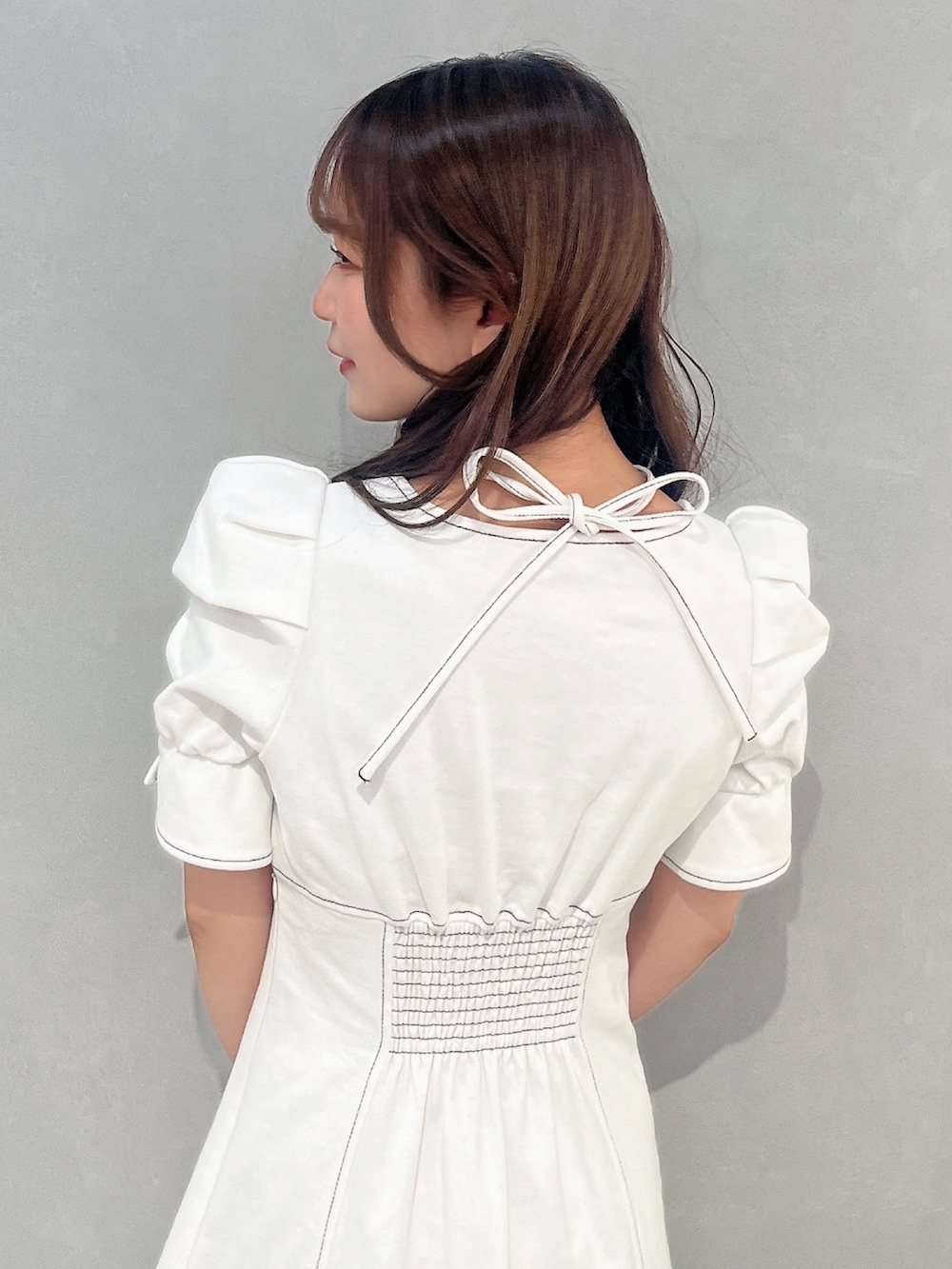 ホワイト系のワンピースを着用したレディースの冬コーディネートの7枚目の写真