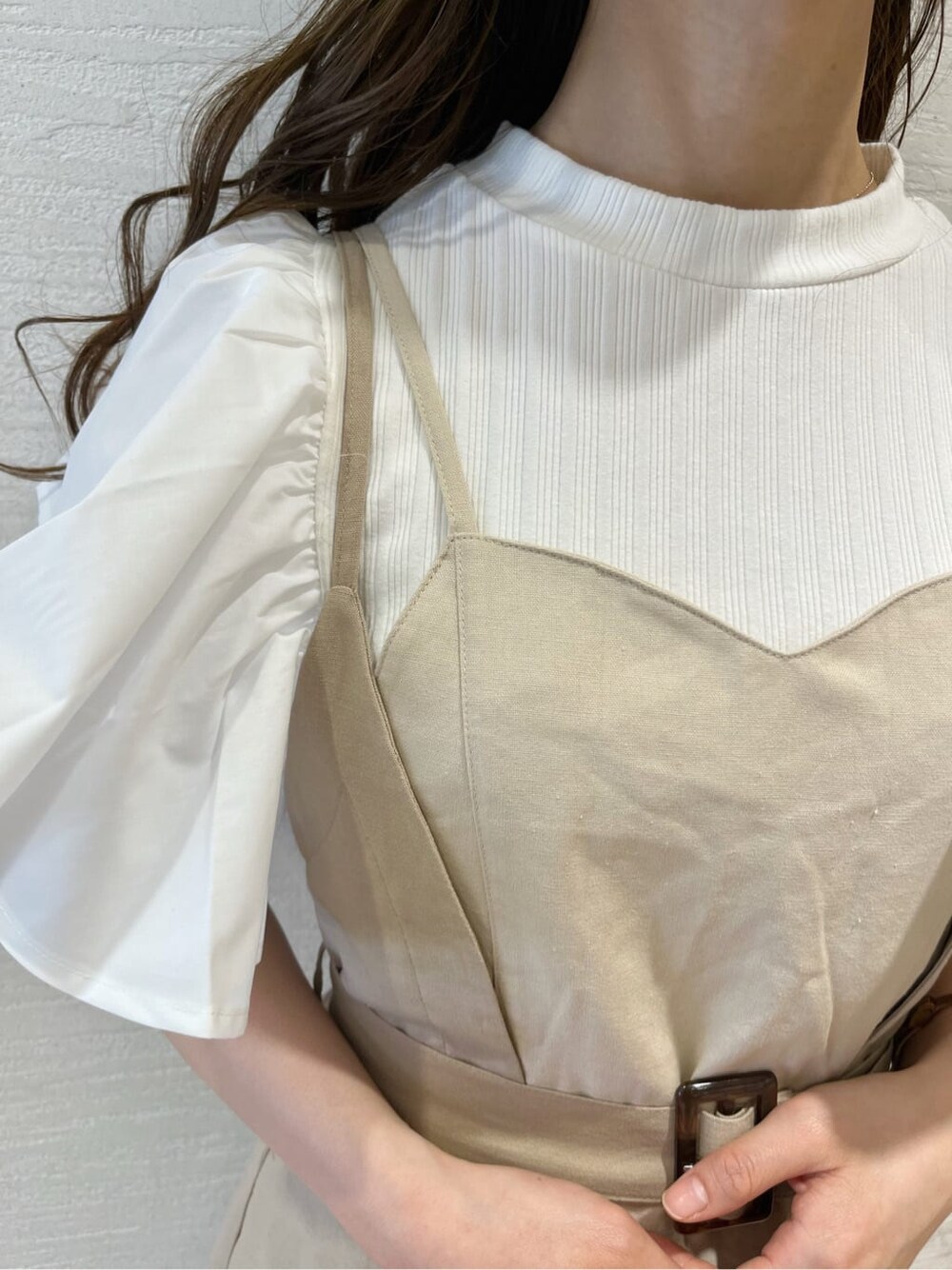 ベージュ系のサンダル、ベージュ系のワンピース、ホワイト系のTシャツ/カットソーを着用したレディースの春コーディネートの9枚目の写真