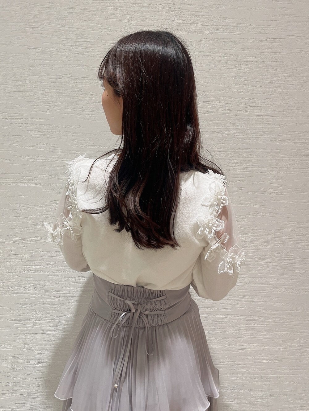 ベージュ系のブーツ、グレー系のスカート、ホワイト系のニット/セーターを着用したレディースの冬コーディネートの8枚目の写真