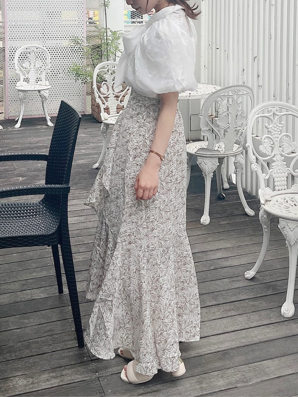 ホワイト系のスカート、ホワイト系のサンダル、ホワイト系のシャツ/ブラウスを着用したレディースの夏コーディネートの3枚目の写真