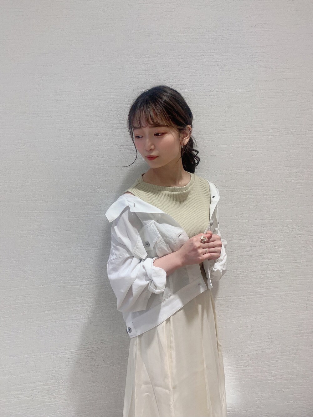 グリーン系のワンピース、その他のサンダル、ホワイト系のベルトを着用したレディースの夏コーディネートの7枚目の写真