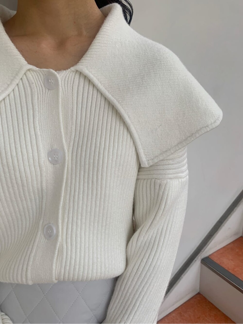 グレー系のスカート、グレー系のブーツ、ホワイト系のニット/セーターを着用したレディースの秋コーディネートの8枚目の写真