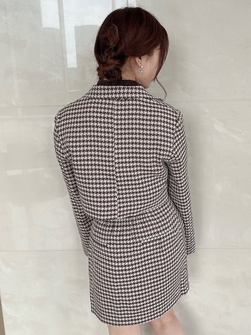 ブラウン系のシャツ/ブラウス、ブラウン系のその他アウター、ブラウン系のスカートを着用したレディースの秋コーディネートの6枚目の写真