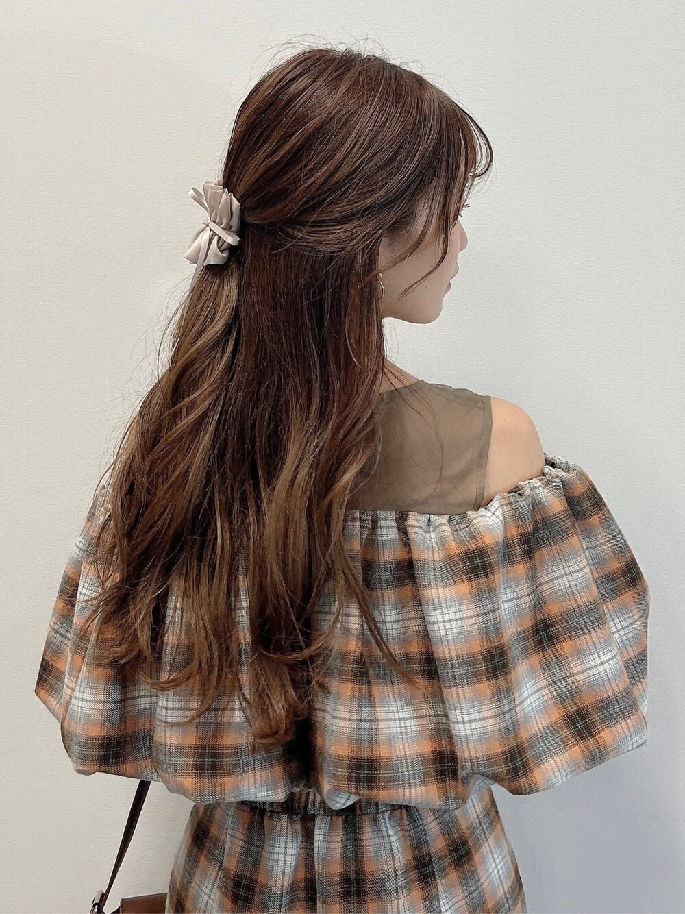 オレンジ系のワンピース、ベージュ系のブーツを着用したレディースの夏コーディネートの6枚目の写真