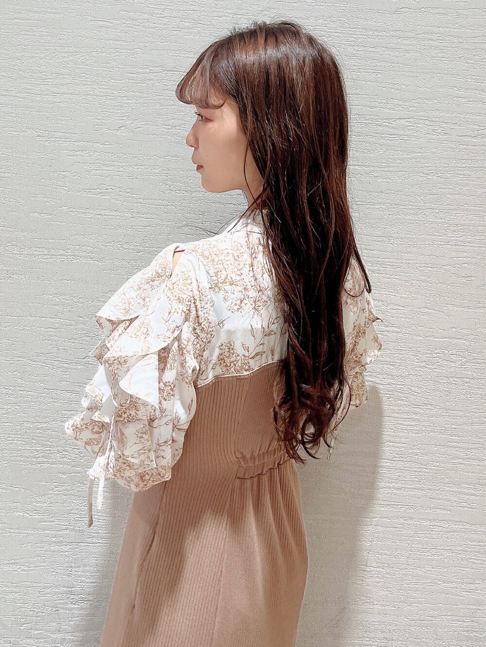 ベージュ系のワンピース、ベージュ系のブーツを着用したレディースの冬コーディネートの7枚目の写真