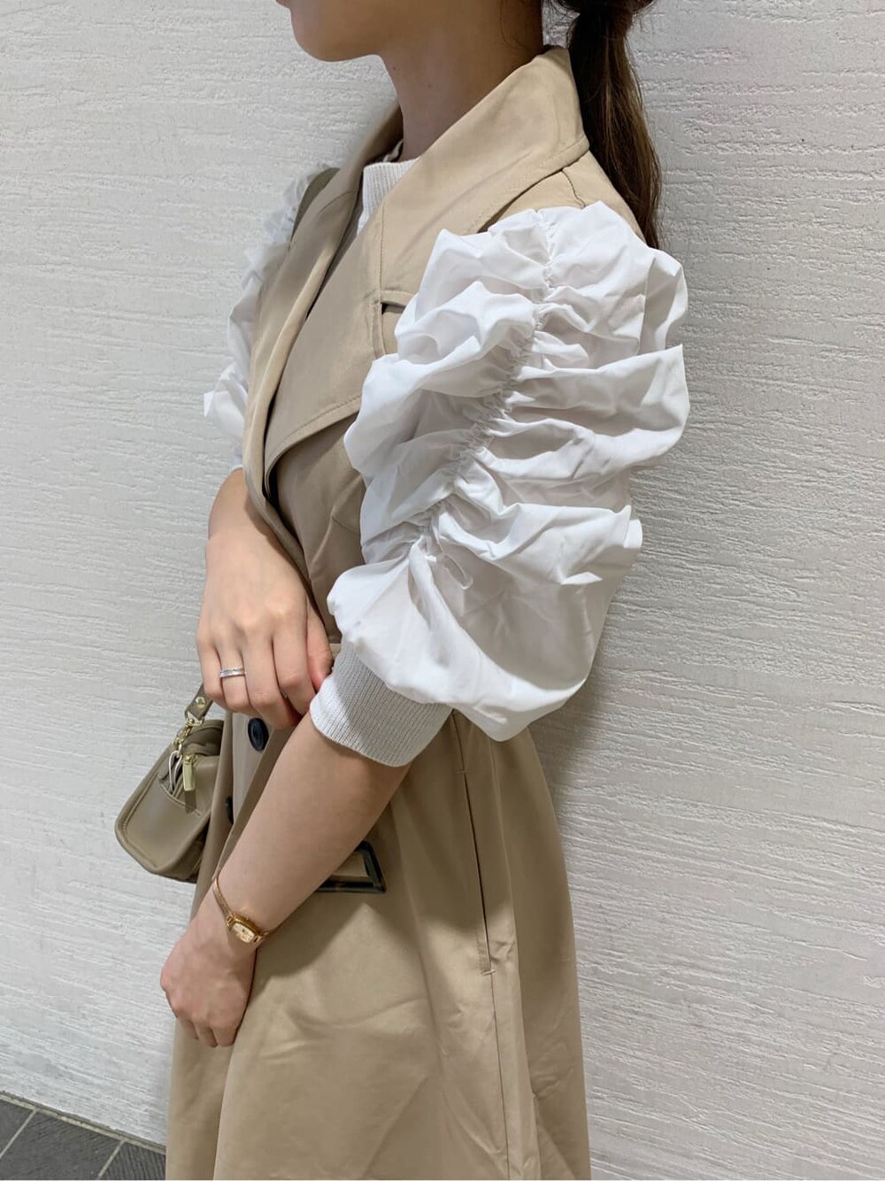 ベージュ系のワンピース、ベージュ系のブーツ、ホワイト系のニット/セーターを着用したレディースの秋コーディネートの8枚目の写真