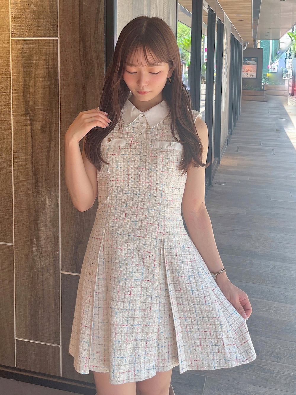 ホワイト系のワンピース、ホワイト系のブーツを着用したレディースの夏コーディネートの6枚目の写真
