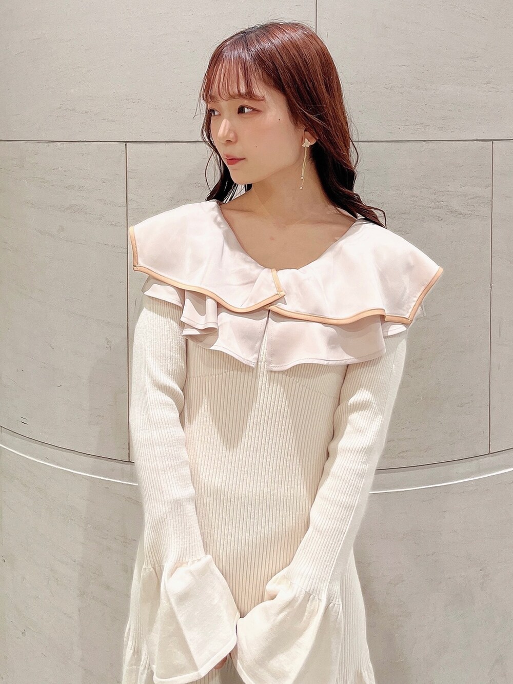 ホワイト系のワンピース、ベージュ系のブーツを着用したレディースの秋コーディネートの6枚目の写真