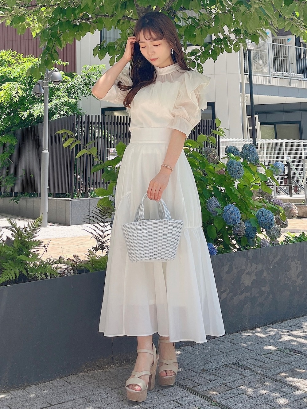 ホワイト系のシャツ/ブラウス、ホワイト系のスカート、ホワイト系のサンダルを着用したレディースの夏コーディネートの4枚目の写真