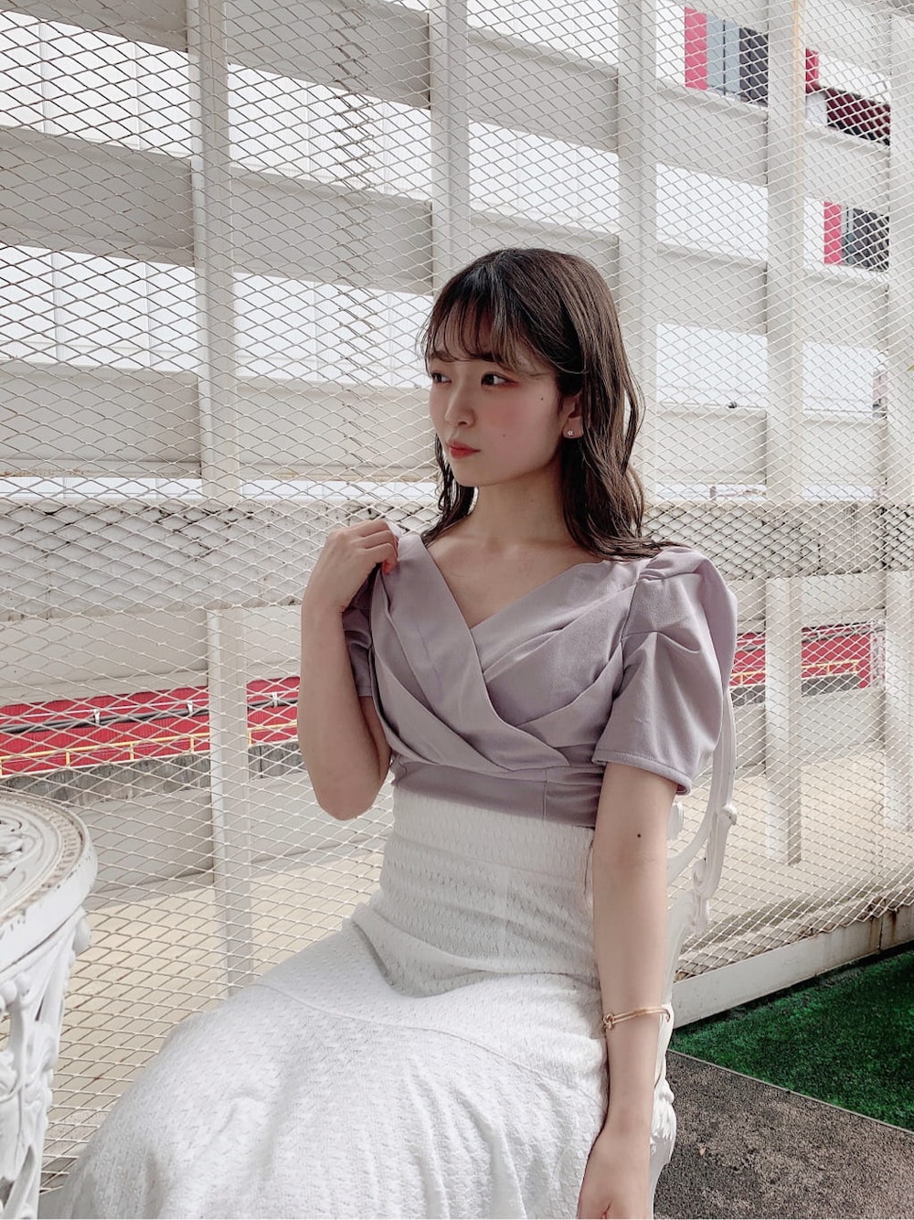 ベージュ系のサンダル、ホワイト系のスカート、グレー系のTシャツ/カットソーを着用したレディースの夏コーディネートの9枚目の写真