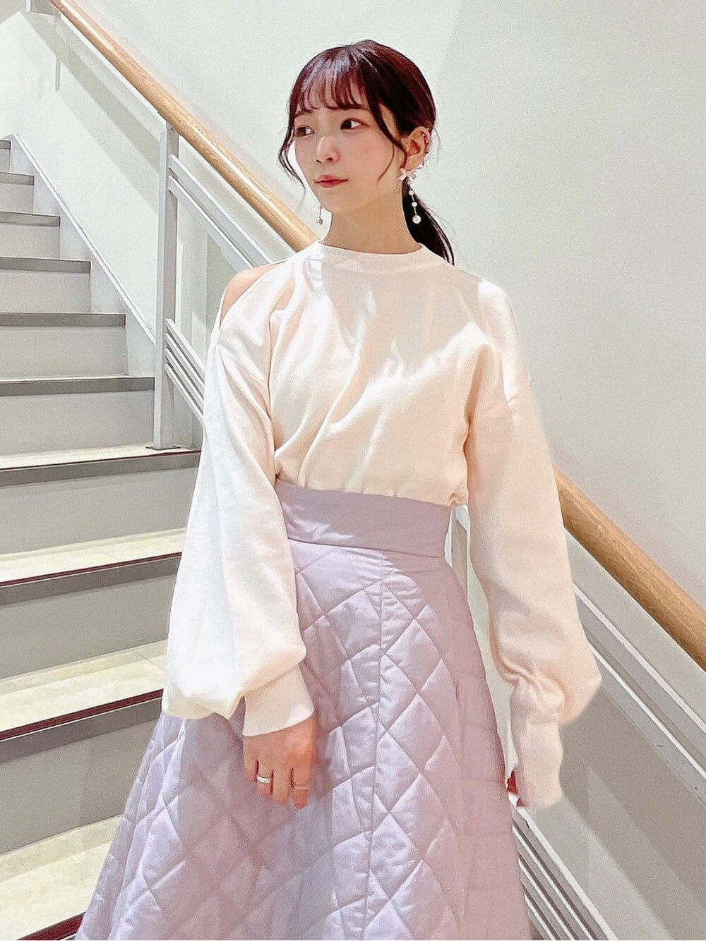 ホワイト系のニット/セーター、ピンク系のスカート、ベージュ系のブーツを着用したレディースの秋コーディネートの5枚目の写真