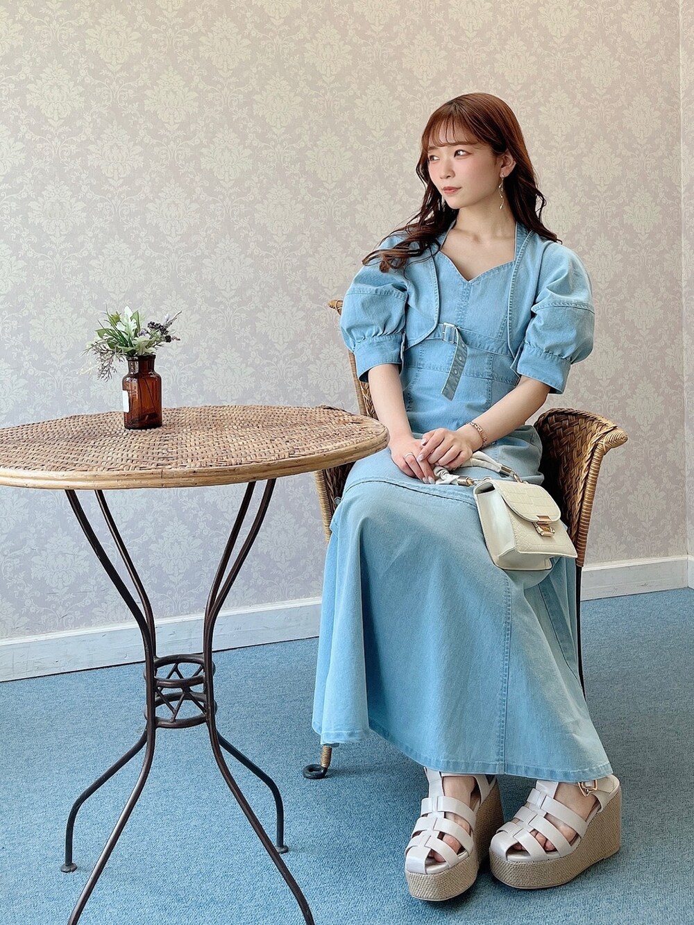 ブルー系のカーディガン/ボレロ、ブルー系のワンピース、ホワイト系のサンダルを着用したレディースの春コーディネートの10枚目の写真