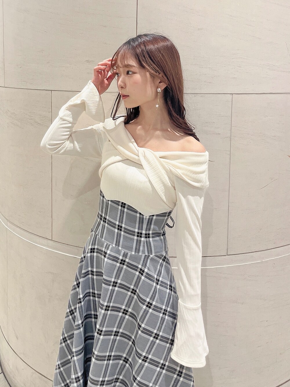 ホワイト系のワンピース、ホワイト系のブーツを着用したレディースの秋コーディネートの9枚目の写真