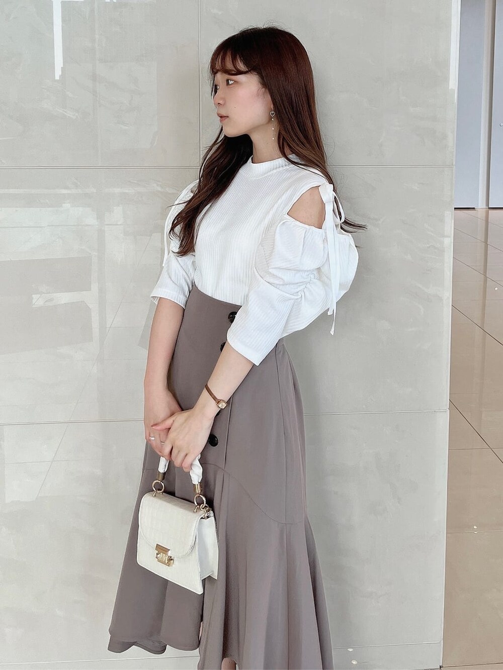 ベージュ系のスカート、ホワイト系のTシャツ/カットソーを着用したレディースの夏コーディネートの5枚目の写真