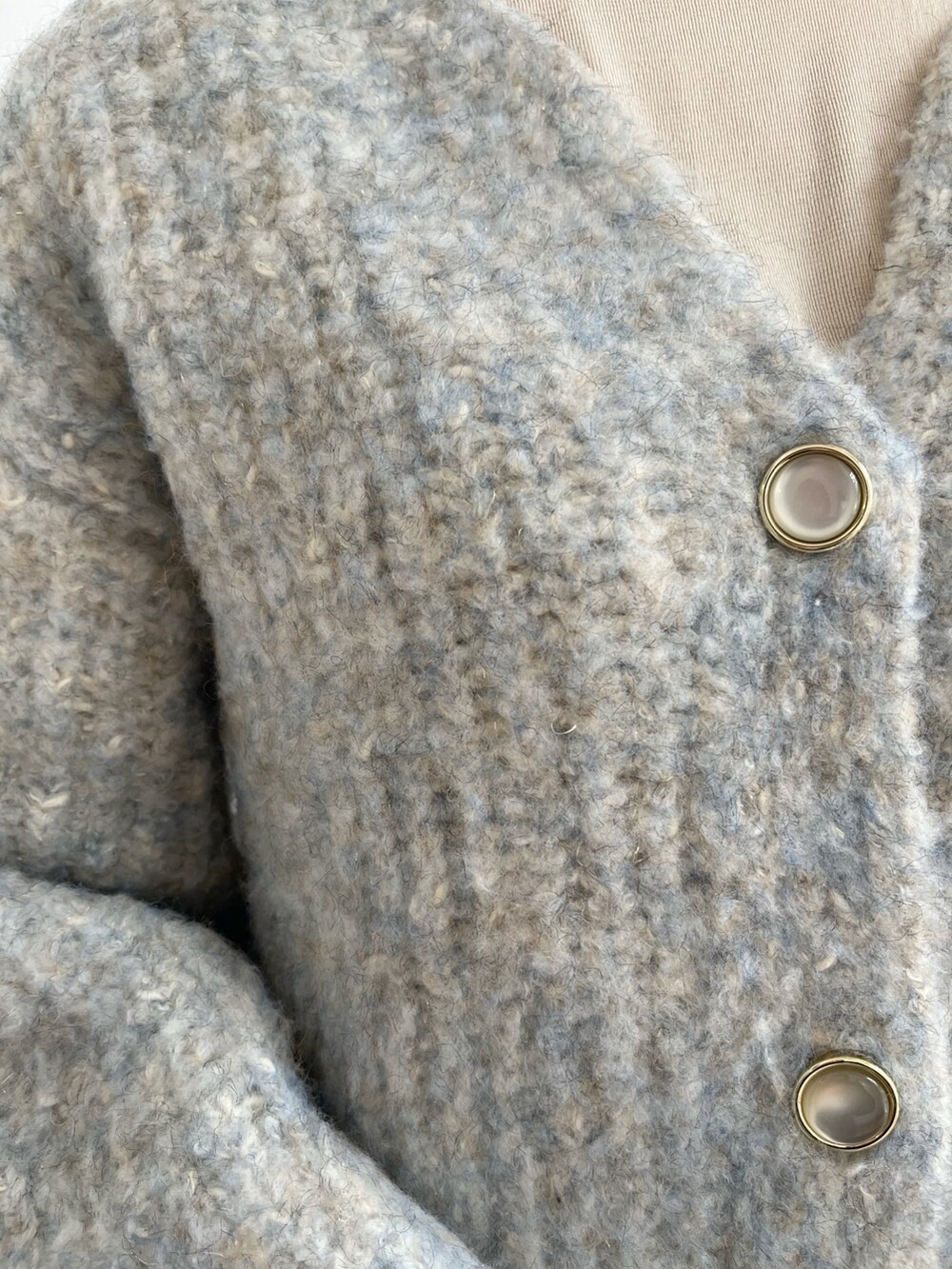 ホワイト系のTシャツ/カットソー、ブルー系のカーディガン/ボレロ、ベージュ系のブーツを着用したレディースの秋コーディネートの10枚目の写真