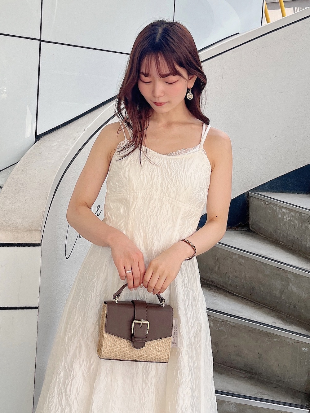 ホワイト系のサンダル、ホワイト系のワンピース、ホワイト系のカーディガン/ボレロを着用したレディースの夏コーディネートの8枚目の写真