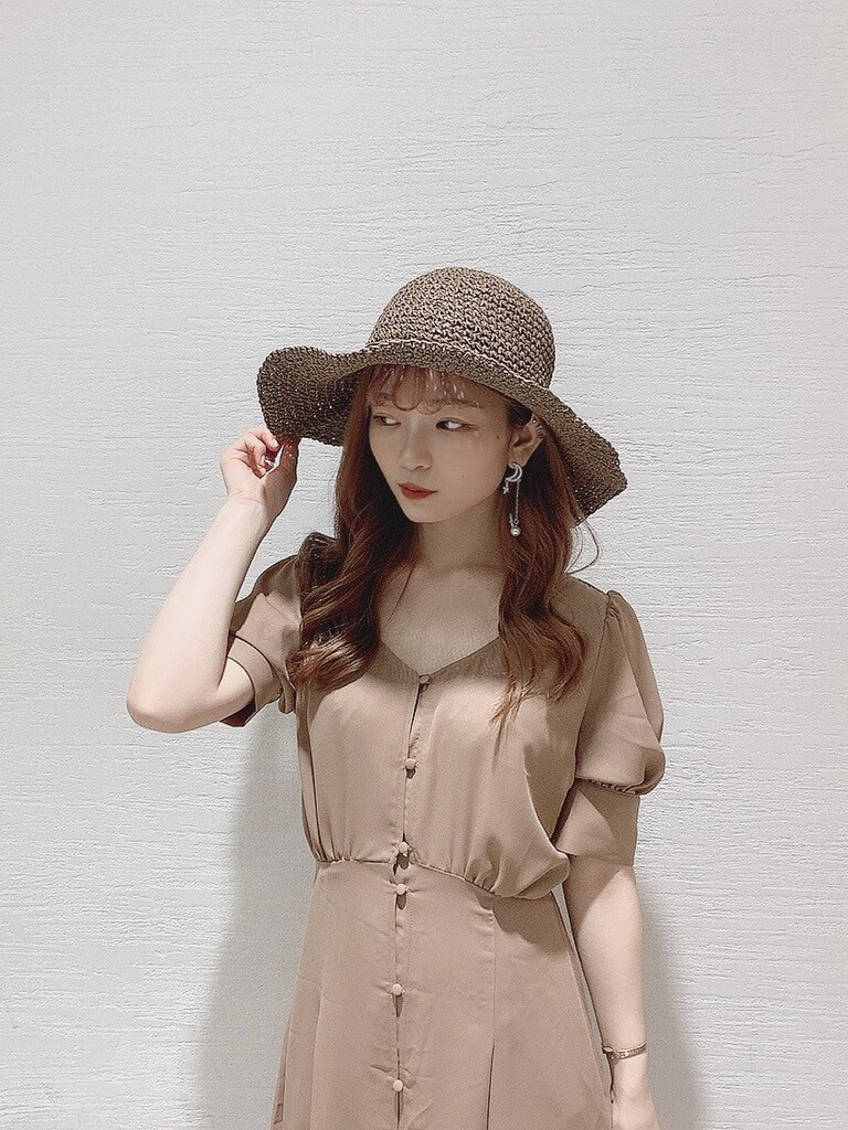 ブラウン系のワンピース、ブラウン系のサンダルを着用したレディースの春コーディネートの5枚目の写真