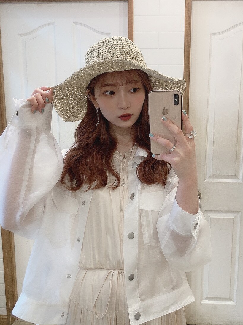 ホワイト系のブルゾン、ホワイト系のワンピース、ベージュ系のサンダルを着用したレディースの春コーディネートの5枚目の写真