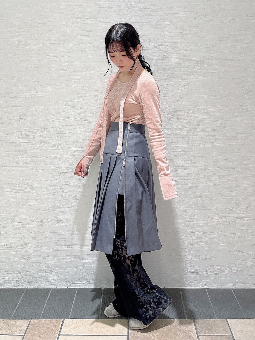 ピンク系のTシャツ/カットソー、グレー系のスカート、ブラック系のその他パンツを着用したレディースの冬コーディネートの2枚目の写真