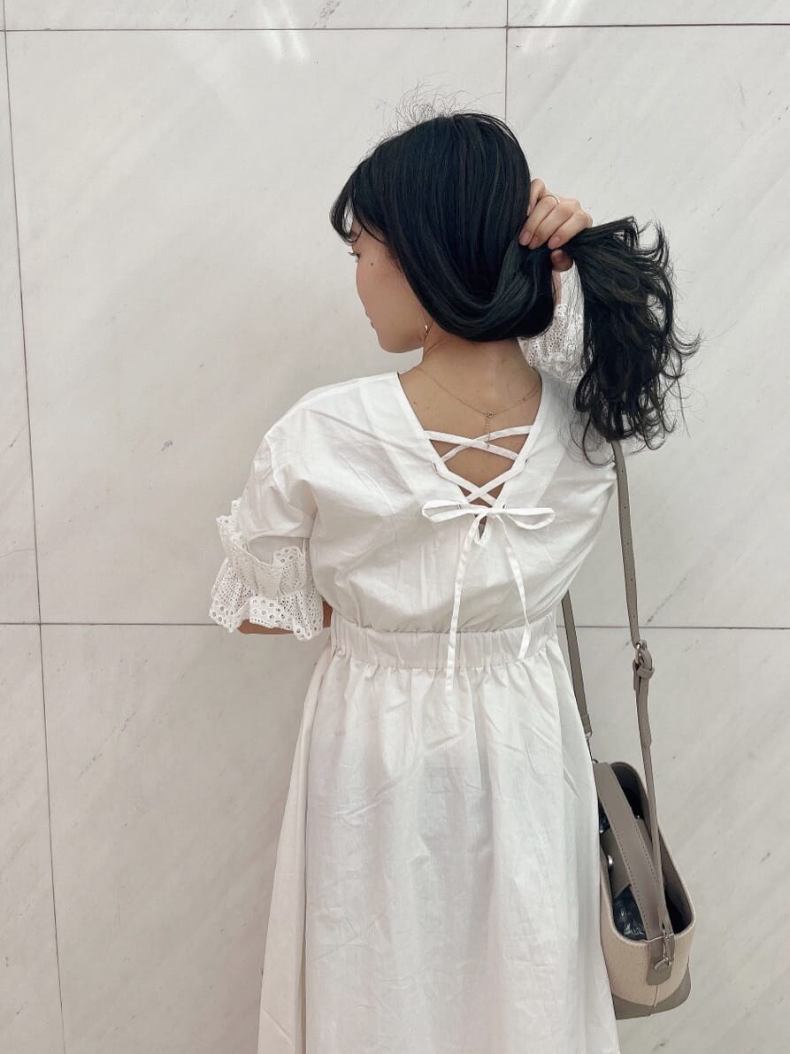 ホワイト系のワンピース、ホワイト系のパンプス、グレー系のハンドバッグを着用したレディースの春コーディネートの6枚目の写真